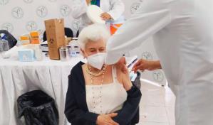 Milagros Ortiz Bosch se vacuna contra el COVID-19