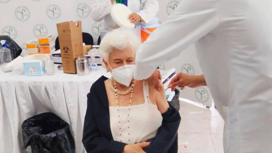 Milagros Ortiz Bosch se vacuna contra el COVID-19 Milagros Ortiz Bosch se vacuna contra el COVID-19