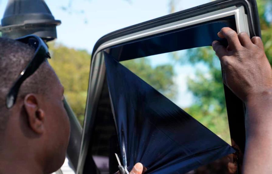 Haití prohíbe temporalmente vidrios tintados en vehículos