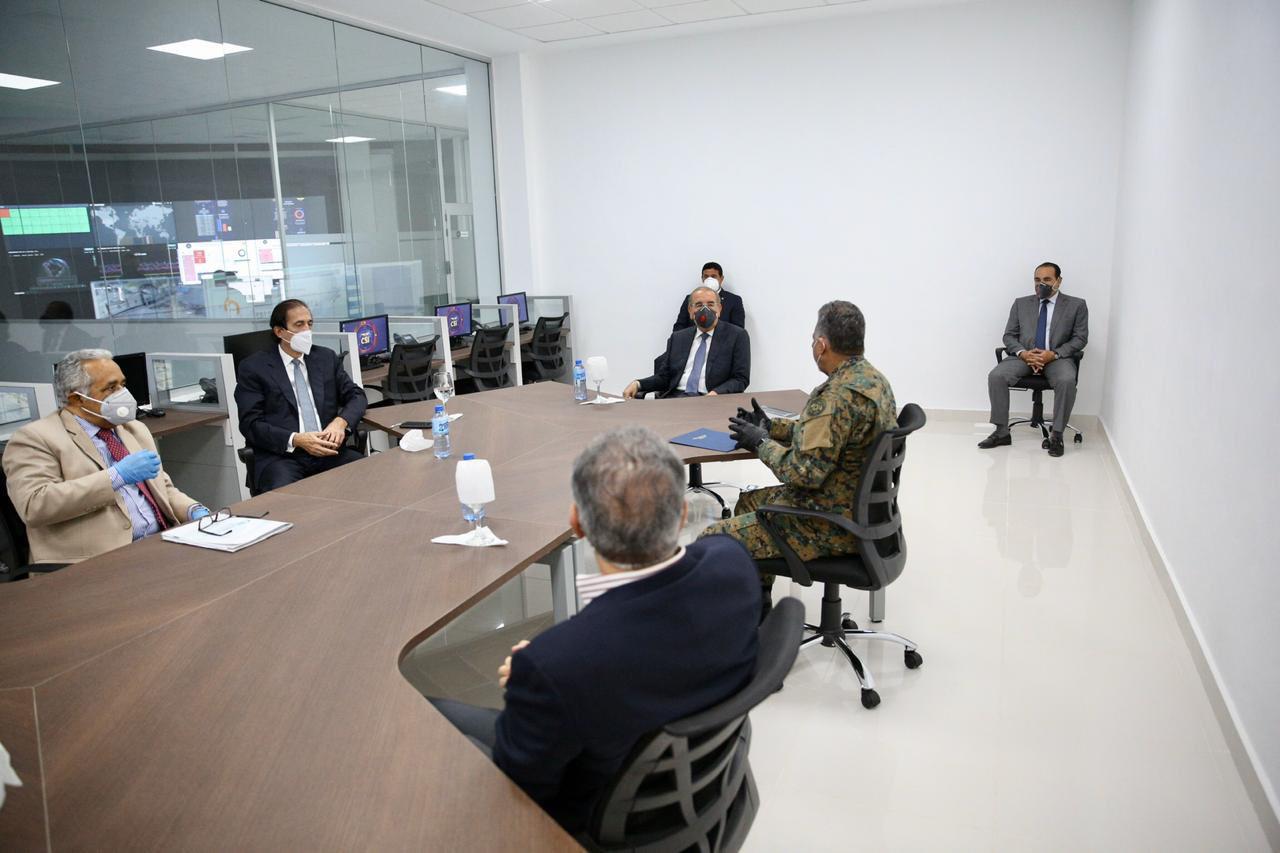 El presidente Danilo Medina (fondo al centro) reunido con varios funcionarios en el C5i. (PRESIDENCIA)