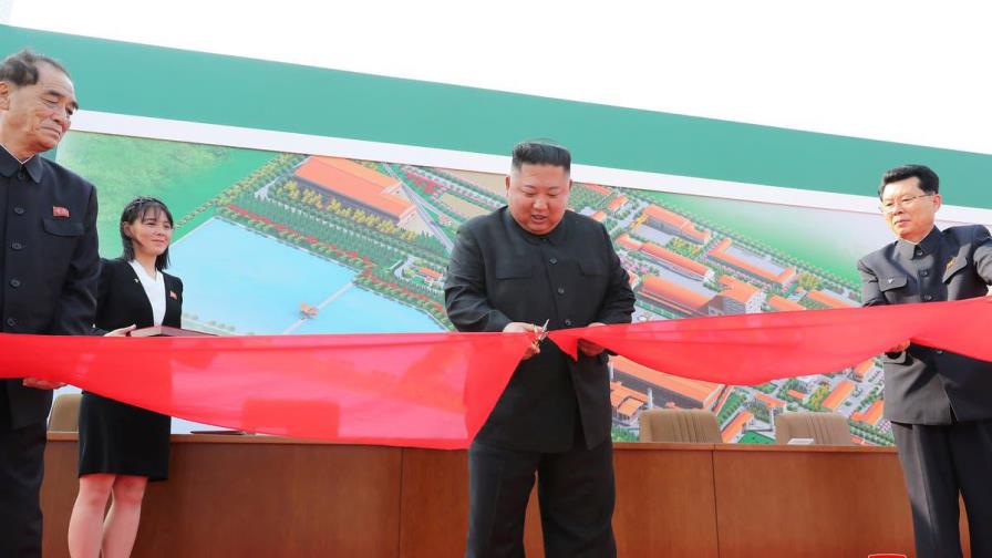 Kim Jong-un reaparece en los medios tras los rumores sobre su salud