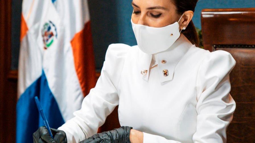 Carolina Mejía llama héroes dignos a los trabajadores en su día 
