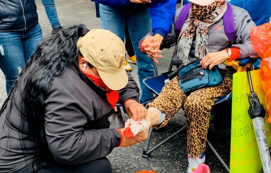 Políticos dominicanos y latinos en NY lavan pies de trabajadores en huelga de hambre