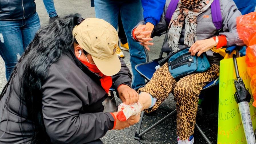 Políticos dominicanos y latinos en NY lavan pies de trabajadores en huelga de hambre