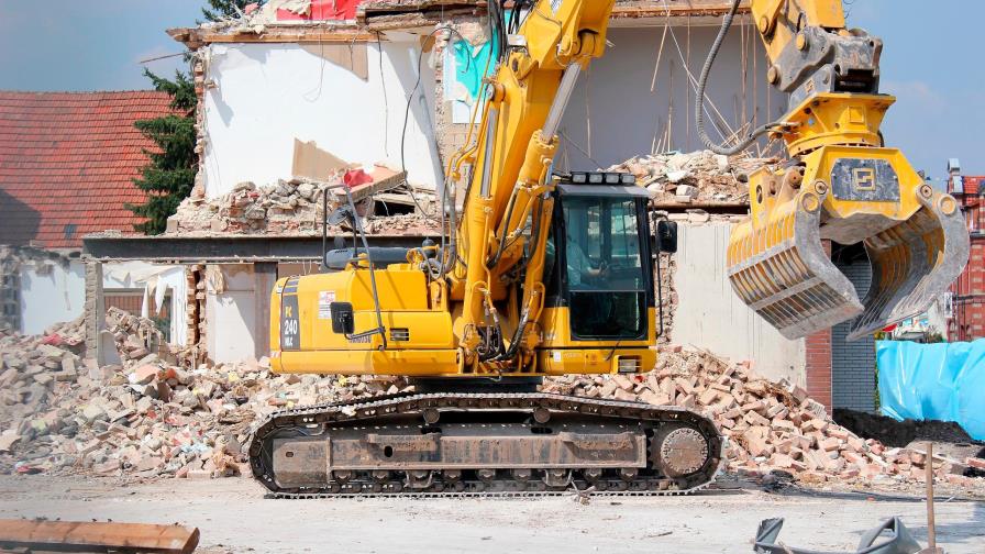 Enfadado con Mercedes, un ex empleado destruyó 50 vehículos con una excavadora