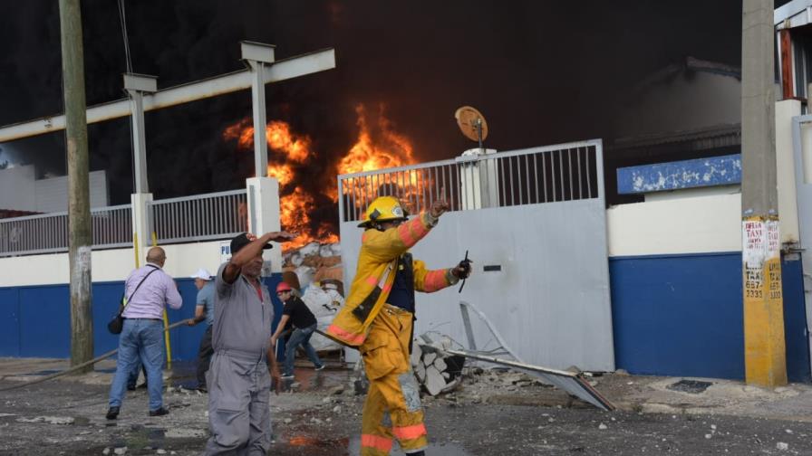 Un muerto por la explosión de fábrica de plástico y se temen más víctimas mortales