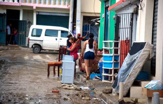 Video | Tres heridos y más de 300 viviendas afectadas en colapso de tanque de agua en Santiago Oeste