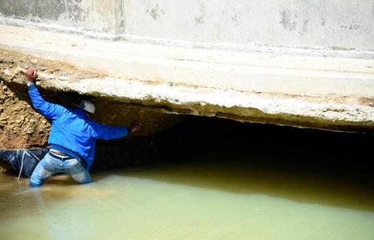 Video | Tres heridos y más de 300 viviendas afectadas en colapso de tanque de agua en Santiago Oeste