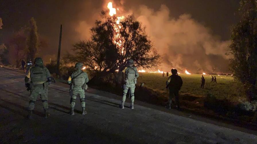 Sube a 79 cifra de muertos al explotar toma clandestina de gasolina en México