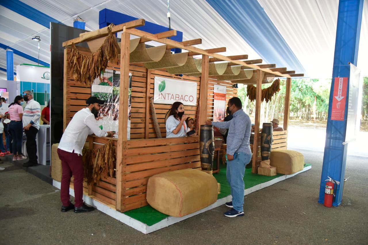 El stand de Intabaco tiene una exposición del producto que elaboran. 