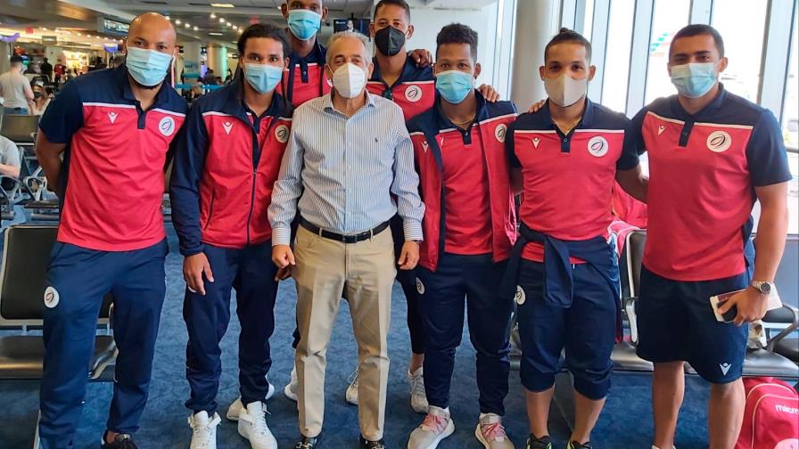 Selección de fútbol junto a cónsul dominicano en Miami