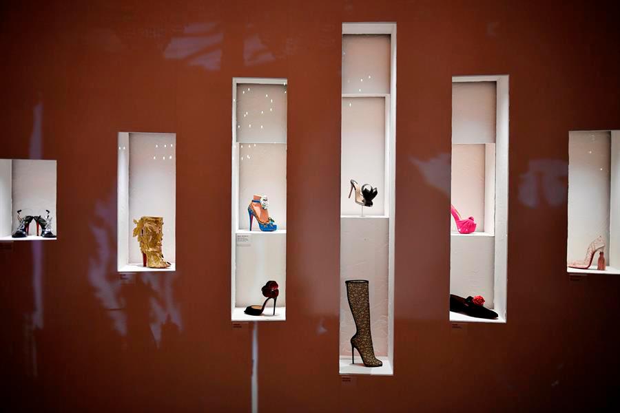 Los zapatos y accesorios de Haute Couture del diseñador francés Christian Louboutin se exhiben en la exposición “Exhibitioniste” en el Palais Doree en París, Francia.
