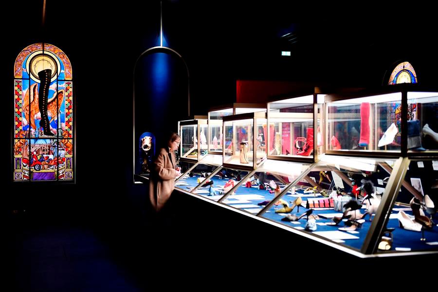 Un visitante mira los zapatos y accesorios de Haute Couture  del diseñador francés Christian Louboutin en exhibición en la exposición ‘Exhibitioniste