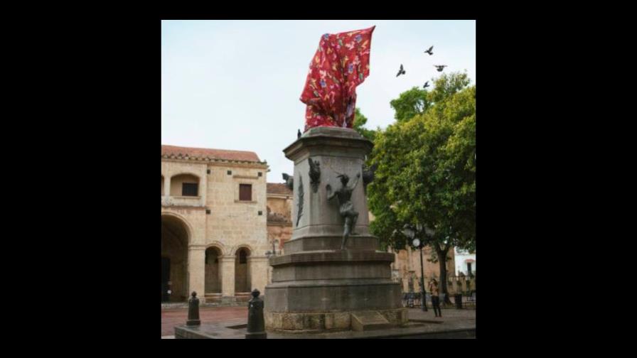 Obra de arte cubre estatua de Cristóbal Colón de plantas medicinales y venenosas