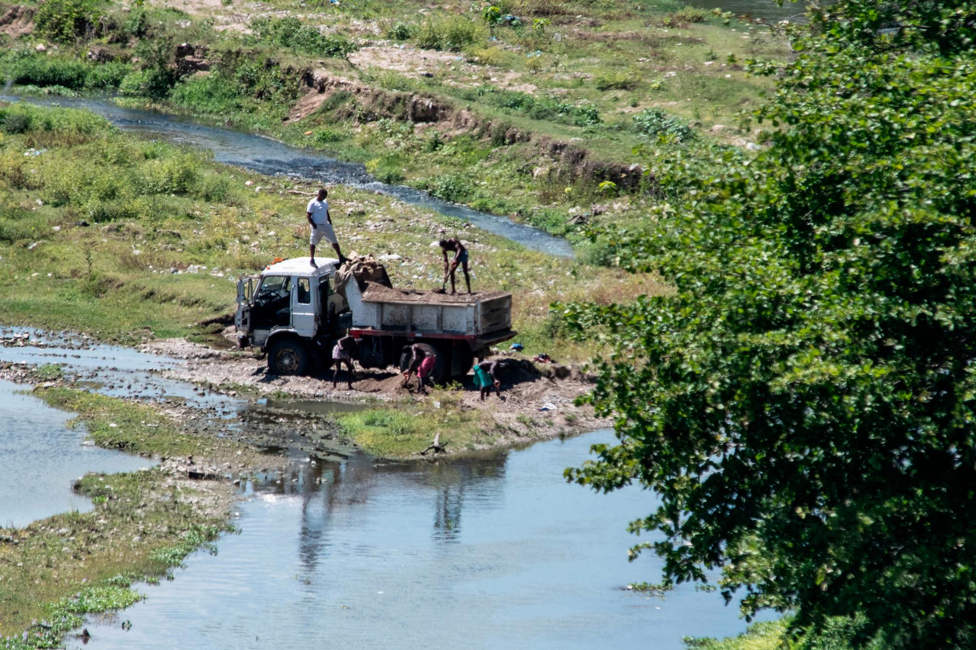 Extracción de arena en el río Nigua, en San Cristóbal, el 13 de marzo de 2019.