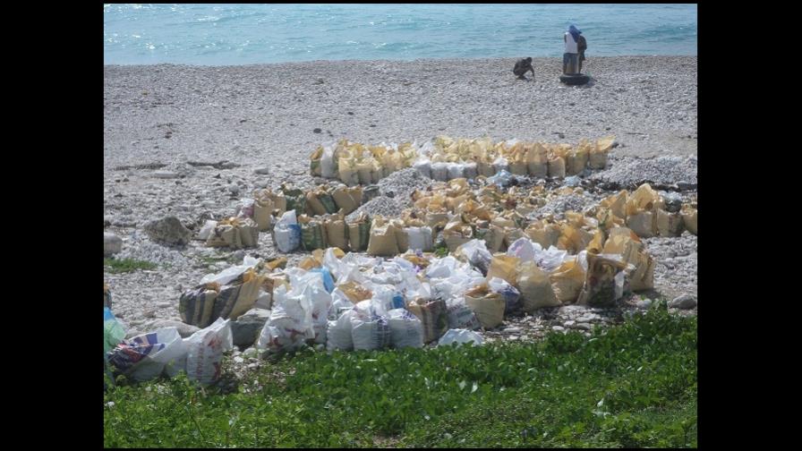 Continúa extracción de materiales de playas en Barahona 