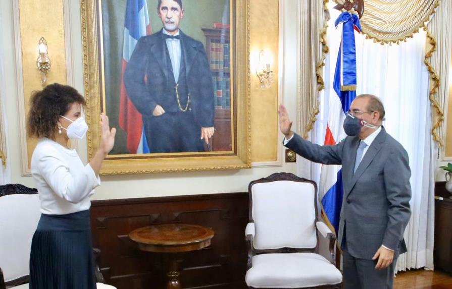 Danilo Medina juramenta a Zoraima Cuello como nueva directora de Competitividad
