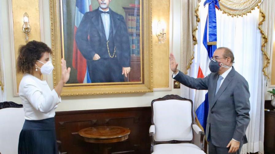 Danilo Medina juramenta a Zoraima Cuello como nueva directora de Competitividad