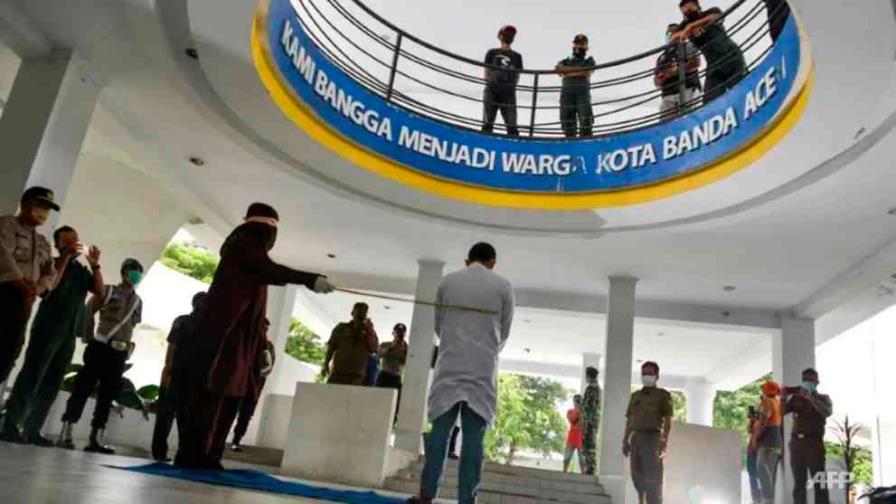 Condenan a 100 azotes a pareja indonesia por tener relaciones sexuales antes del matrimonio