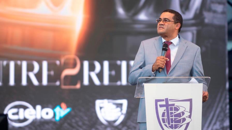 Ezequiel Molina Jr critica a políticos se oponen a lectura de Biblia en escuelas