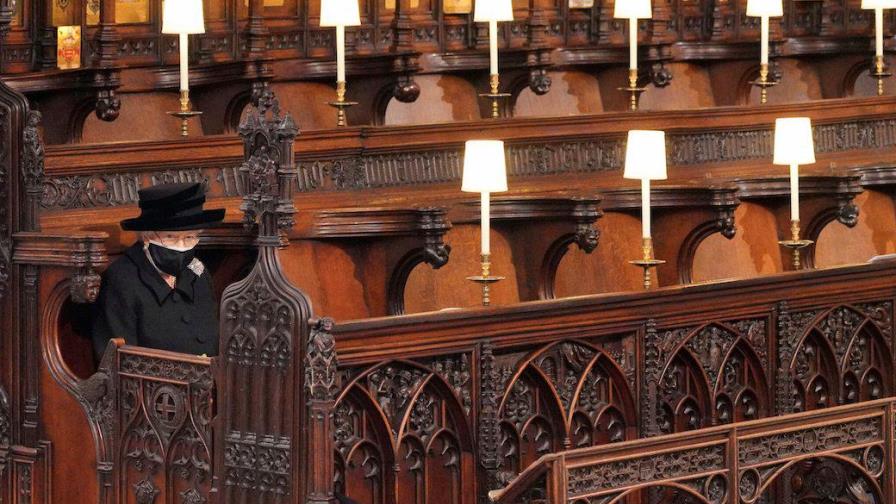 ¡Viral! Detuvieron a una mujer por desfilar en topless en el funeral del príncipe Felipe