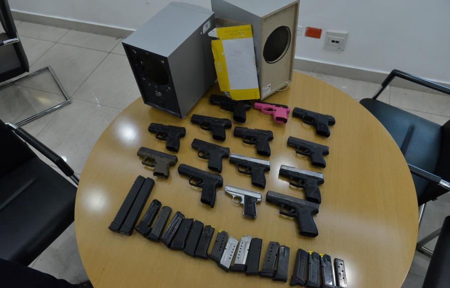 Autoridades decomisan 14 pistolas en cargamento de shippings 
