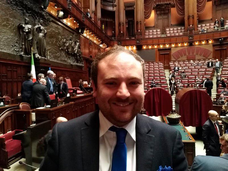Diputado italiano pide matrimonio a su novia durante la sesión parlamentaria
