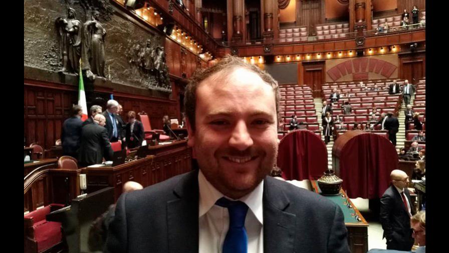 Diputado italiano pide matrimonio a su novia durante la sesión parlamentaria Diputado italiano pide matrimonio a su novia durante la sesión parlamentaria