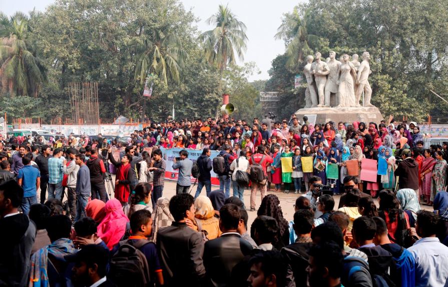 Más de 1,000 jóvenes protestan por agresión a estudiante en Bangladesh 