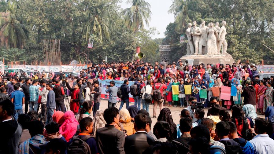 Más de 1,000 jóvenes protestan por agresión a estudiante en Bangladesh 