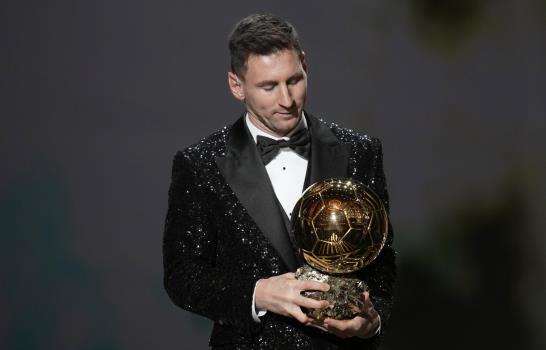 Messi empieza a adaptarse al juego ríspido en Francia