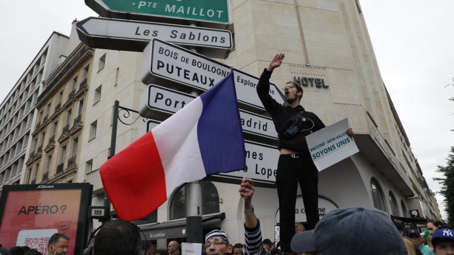 Francia: Marchan opositores a certificados de vacunación