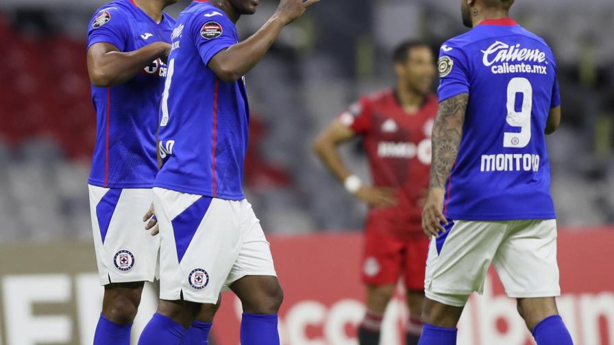 Vuelven aficionados a estadios de fútbol de capital mexicana