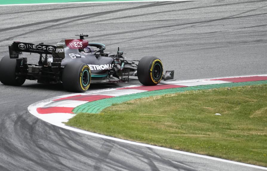 Hamilton amplía en dos años su contrato con Mercedes