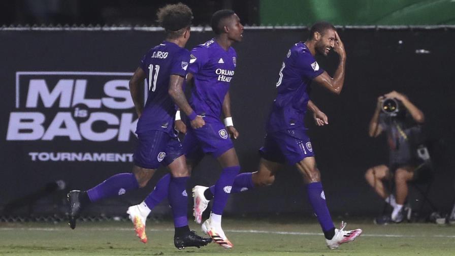 Orlando y Chicago consiguen triunfos y lideran grupos