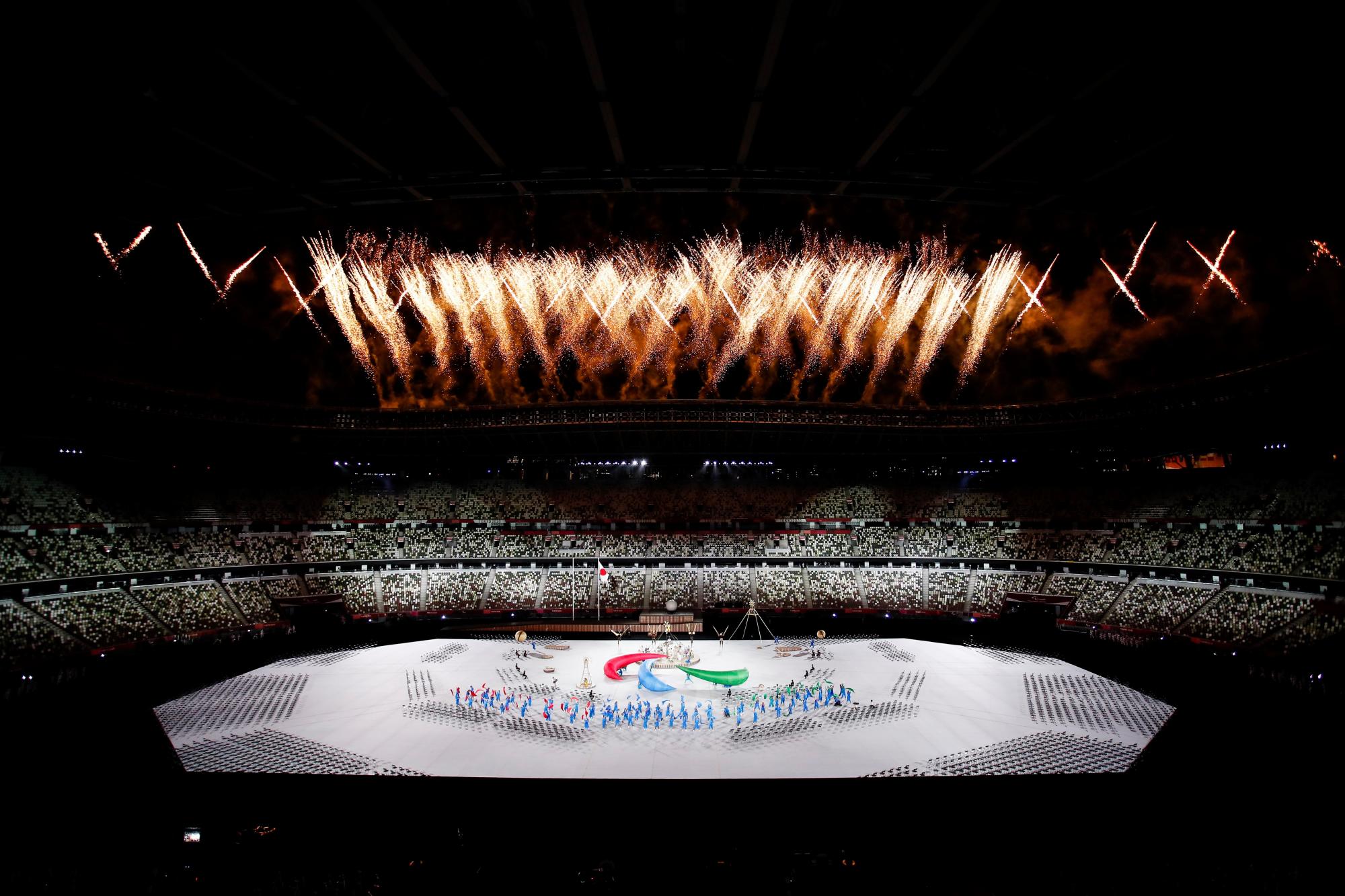 TOKIO, 24/08/2021.- Un momento de la ceremonia de inauguración de los Juegos Paralímpicos en el estadio Olímpico de Tokio (Japón), en la que la delegación española ha sido abanderada por la nadadora canaria Michelle Alonso y el ciclista valenciano Ricardo Ten. EFE/ISRAEL GARDYN MARTIN (CPE)/SÓLO USO EDITORIAL/SÓLO DISPONIBLE PARA ILUSTRAR LA NOTICIA QUE ACOMPAÑA (CRÉDITO OBLIGATORIO)