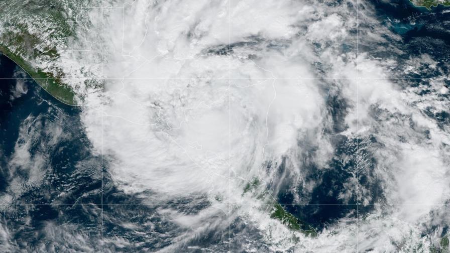 Iota baja a tormenta tropical en Nicaragua y va a Honduras