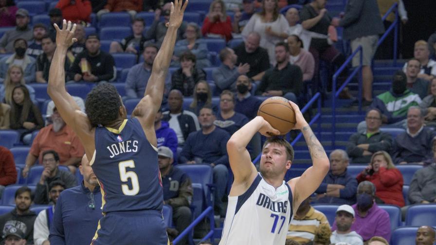 Doncic y los Mavericks aplastan a los mermados Pelicans