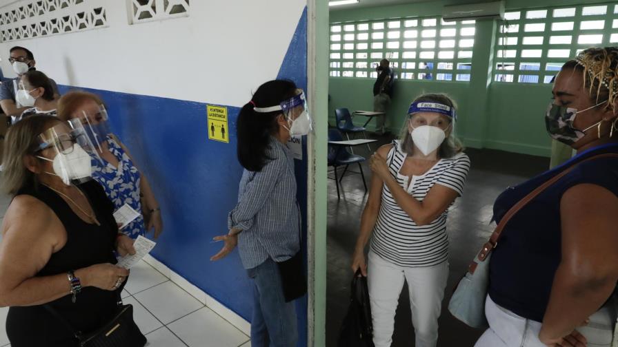 Presidente panameño se vacuna tras un duro año de pandemia
