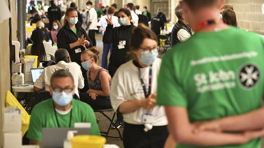 Abren centro de vacunación en estadio de rugby de Londres