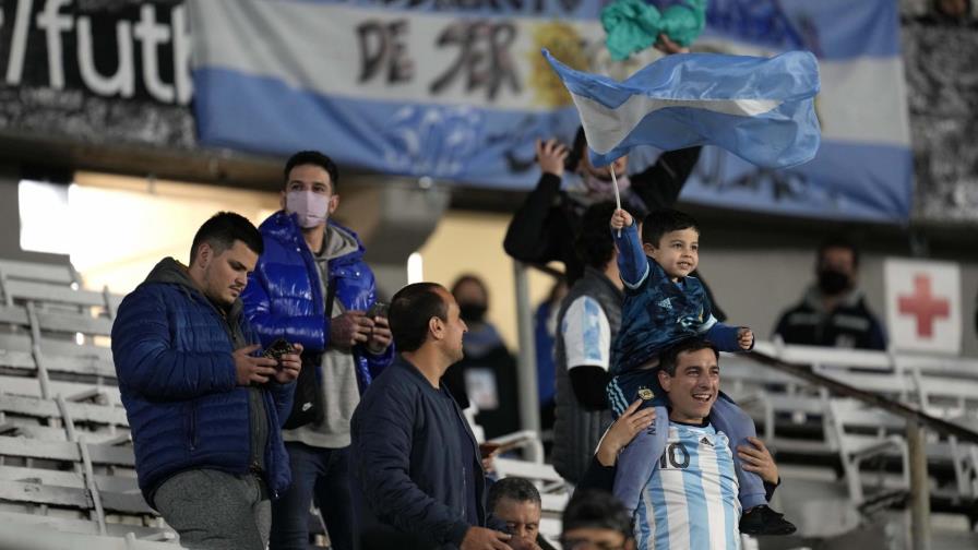Hinchas argentinos vuelven a estadio tras 20 meses pandemia Hinchas argentinos vuelven a estadio tras 20 meses pandemia