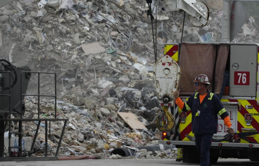 Recuperan pertenencias entre escombros de edificio en Miami