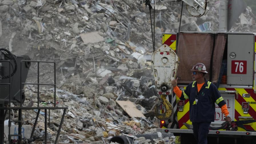 Recuperan pertenencias entre escombros de edificio en Miami