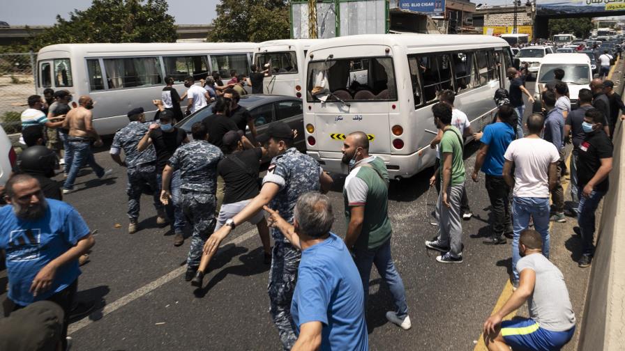 Turbas atacan a sirios en Líbano que votan por Assad