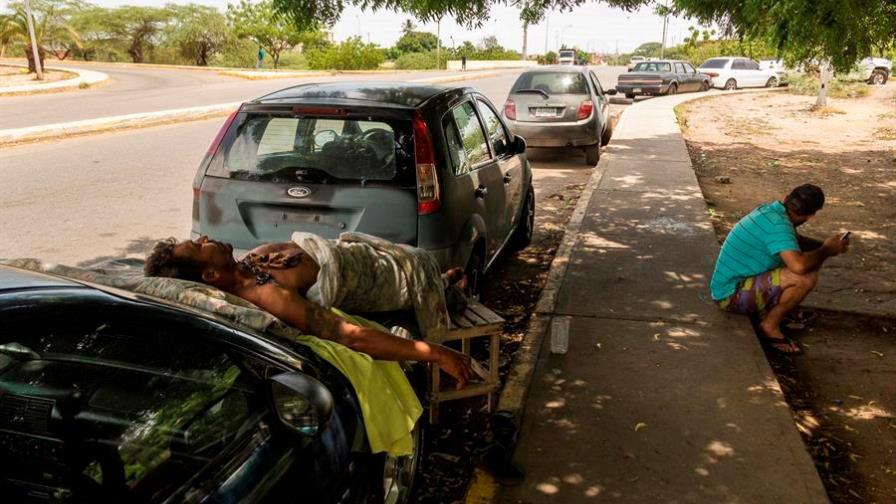 Venezuela, donde la vida pasa esperando gasolina
