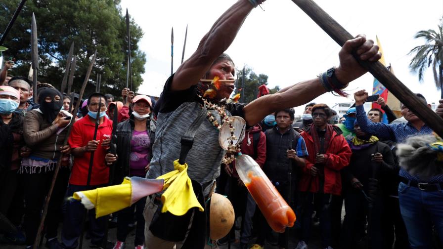 Cientos de guerreros indígenas de la Amazonía se unen a protestas en Quito