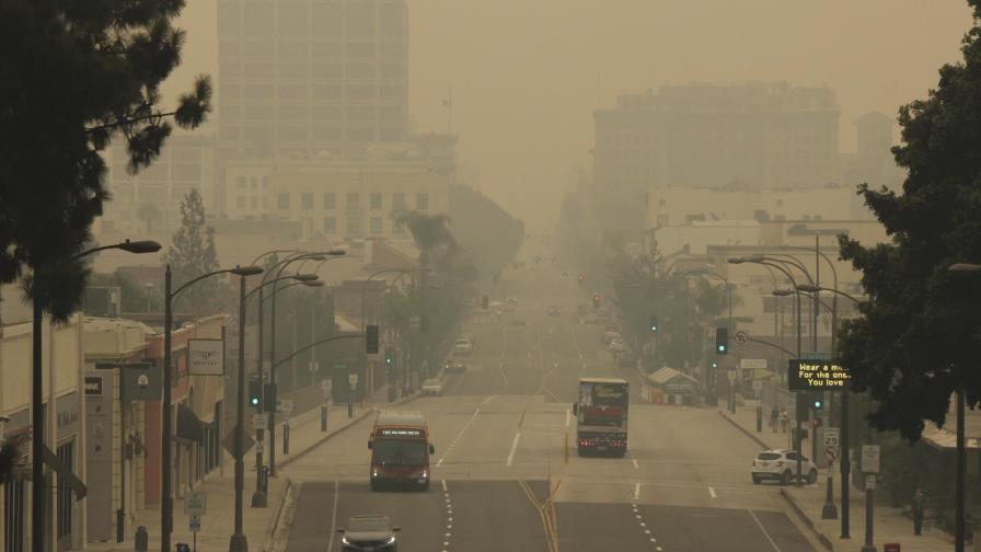Humo de incendios cubre oeste de EEUU; aumentan muertos