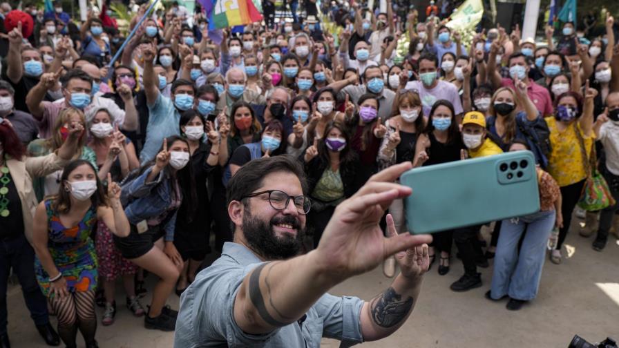 Candidatos chilenos suspenden actividades por posible COVID