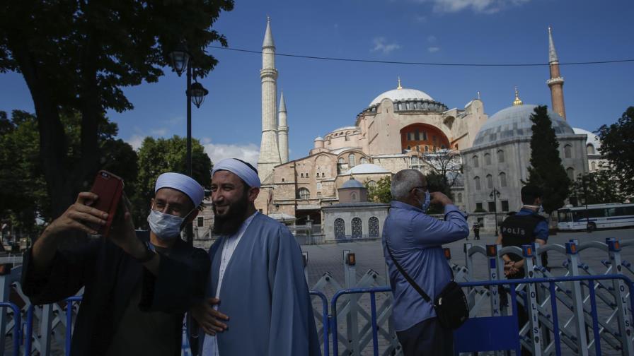 Europa critica a Turquía por mezquita, exploración en aguas