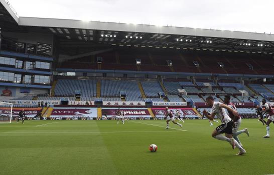 Después de 100 días, el fútbol inglés vuelve y se arrodilla